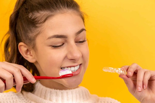 Quelle est la technique de blanchiment des dents à domicile la plus sûre et efficace ?
