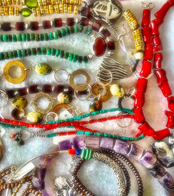 Techniques pour porter des bijoux en laiton dans un style moderne et élégant