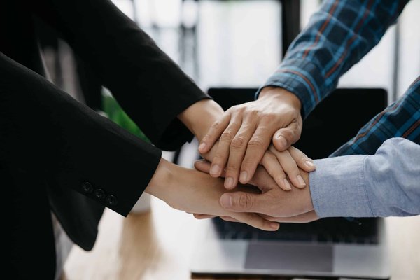 Astuces pour choisir et assortir des écharpes imprimées avec des tenues formelles