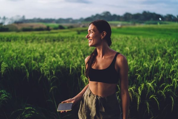 Quelles techniques pour porter des hauts cropped sans révéler trop de peau au bureau ?